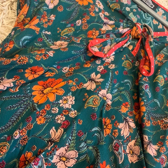 Hunter Green Floral Top - Picture 2 of 2